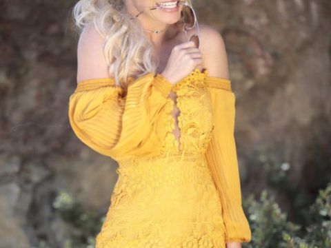 britney spears looks adorable in yellow