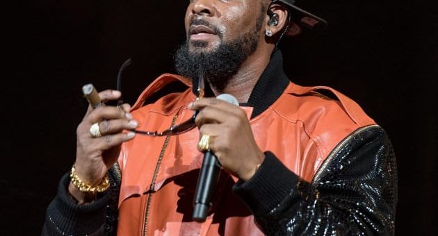 r kelly without glasses