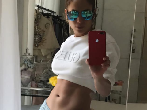 jennifer lopez shows abs