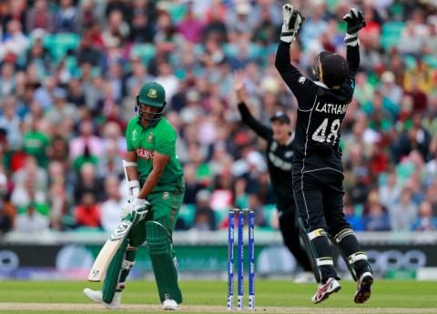 shakib falls innz match