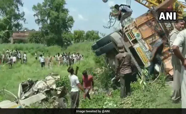 g98e7jf8 up road accident