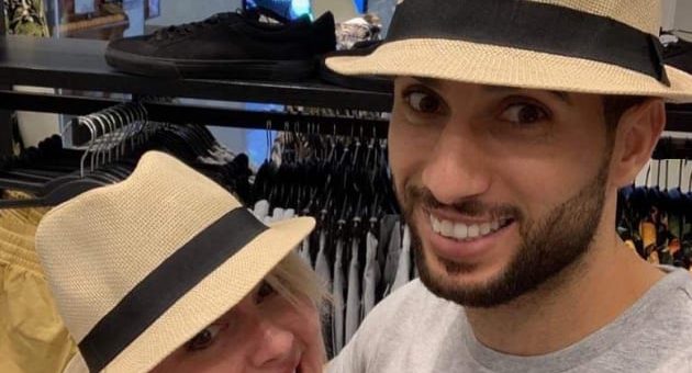 laura and aladin try on hats