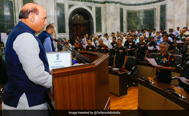 g80eqlq rajnath singh administers national unity pledge