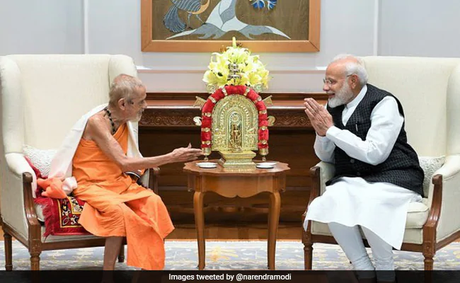 faj7sdv8 pm modi with swami vishwesha