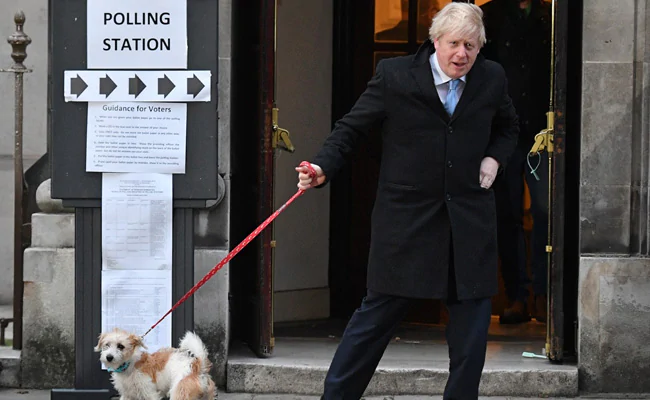 nopli0no boris johnson dog polling station afp