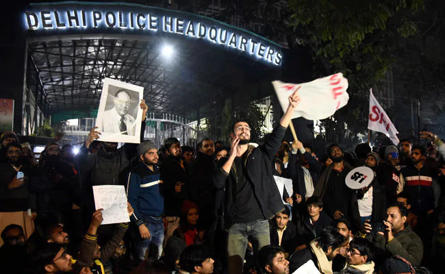 4bec1k9g jnu violence protest delhi police hq