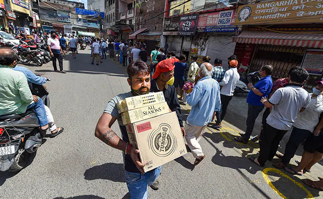 omj4l1c8 delhi liquor shop queue lockdown may 2020