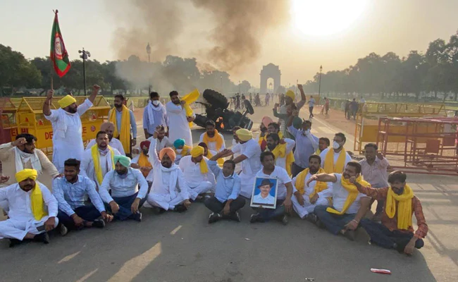 t74vrn68 farmers protest tractor fire india gate