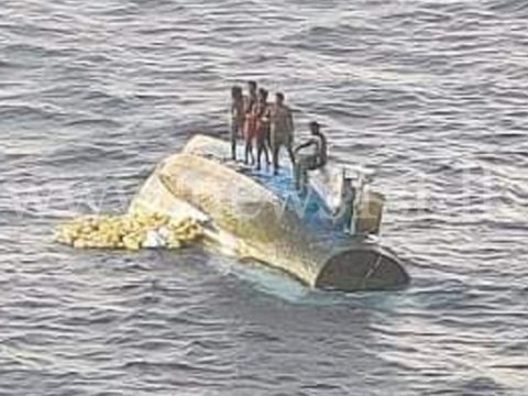 b13c37bd 2db61f7e boatcapsized 850x460 acf cropped