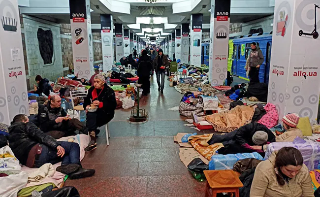 qhqo79ig ukraine subway refugees reuters