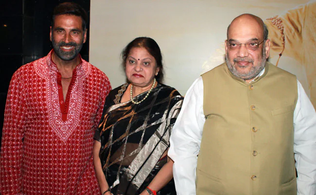 bf32v79g amit shah wife sonal and akshay kumar pti