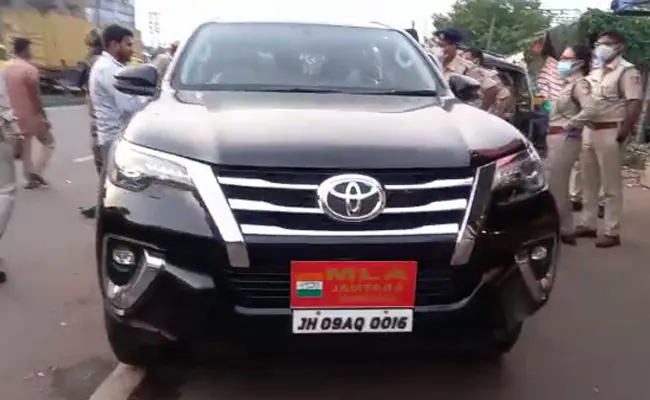 nt9sirl8 the suv with the board jamtara mla in which the mlas were travelling with the cash as per