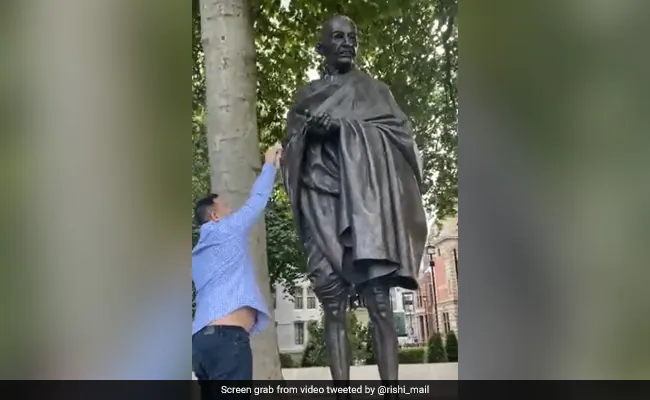 3sek6b2 tejashwi yadav gandhi statue