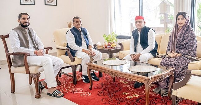 9u5oi888 akhilesh yadav shivpal yadav meet 625x300 17 November 22