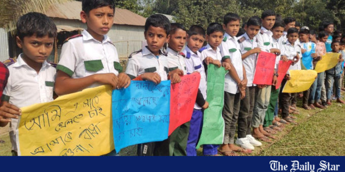 Primary students form human chain