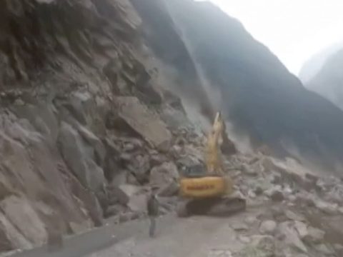 luqi16jg uttarakhand road cut off due to landslide 625x300 01 June 23