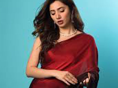 Mahira Khan sets Internet ablaze with her maroon sari